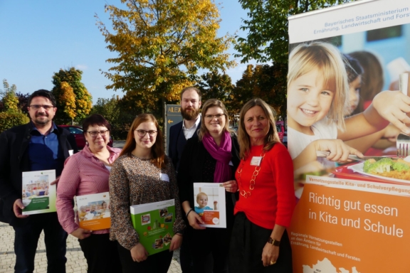 Vertreter des Essensgremiums Kita Maria Schutz Aiterhofen mit ihrem Coach (v.l.: Adalbert Hösl (Bgm.), Carmen Bernhard (stellv. Leitung), Laura Przybilla (Erzieherin, Verpflegungsbeauftragte), Ron Metzner (Elternvertretung), Sandra Limbrunner (Leitung) und Coach Maria Reichmeyer) Foto: eigene Aufnahme AELF Abensberg-Landshut