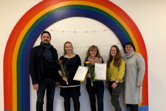 von links: 1. Bürgermeister Adalbert Hösl, Fr. Bianca Haslbeck, Fr. Claudia Zellner, Stv. Kita-Leitung Fr. Lena Weber, Kita-Leitung Fr. Carmen Bernhard von links: 1. Bürgermeister Adalbert Hösl, Fr. Bianca Haslbeck, Fr. Claudia Zellner, Stv. Kita-Leitung Fr. Lena Weber, Kita-Leitung Fr. Carmen Bernhard